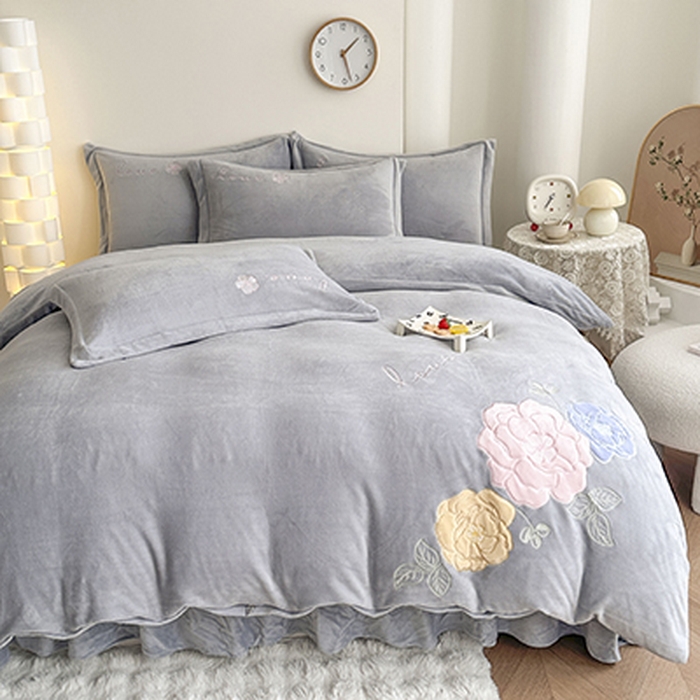91家纺网 家纺一手货源 找家纺 美伦美焕 2025新款高克重牛奶绒花朵贴布绣床盖款四件套 灰