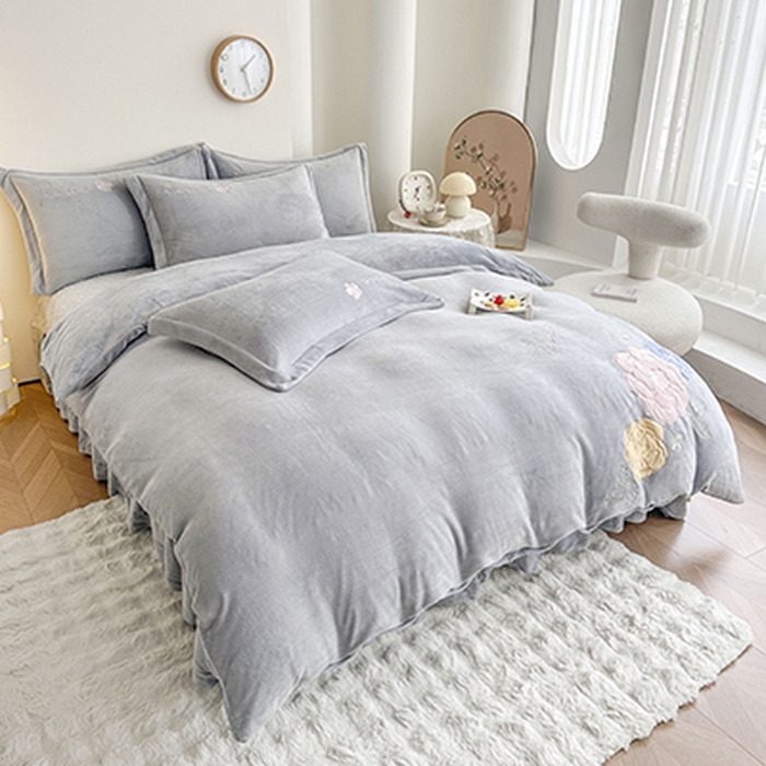 91家纺网 家纺一手货源 找家纺 美伦美焕 2025新款高克重牛奶绒花朵贴布绣床盖款四件套 灰