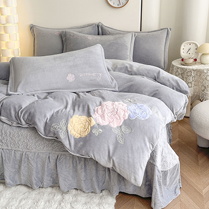 91家纺网 家纺一手货源 找家纺 美伦美焕 2025新款高克重牛奶绒花朵贴布绣床盖款四件套 灰