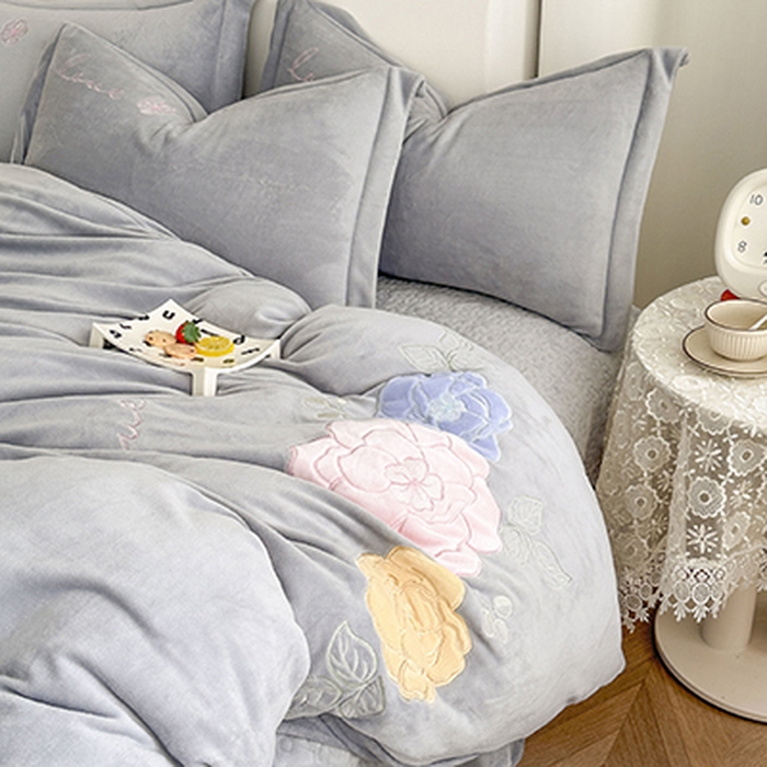 91家纺网 家纺一手货源 找家纺 美伦美焕 2025新款高克重牛奶绒花朵贴布绣床盖款四件套 灰