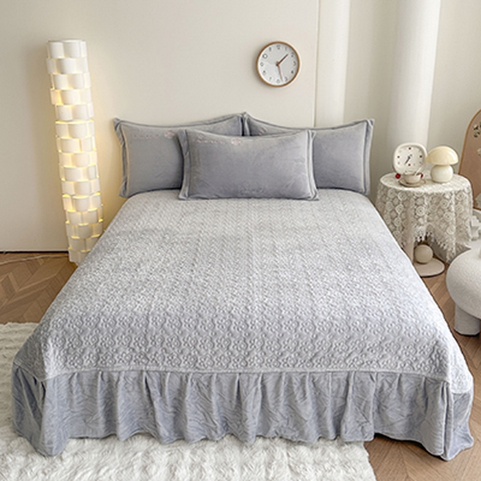 91家纺网 家纺一手货源 找家纺 美伦美焕 2025新款高克重牛奶绒花朵贴布绣床盖款四件套 灰