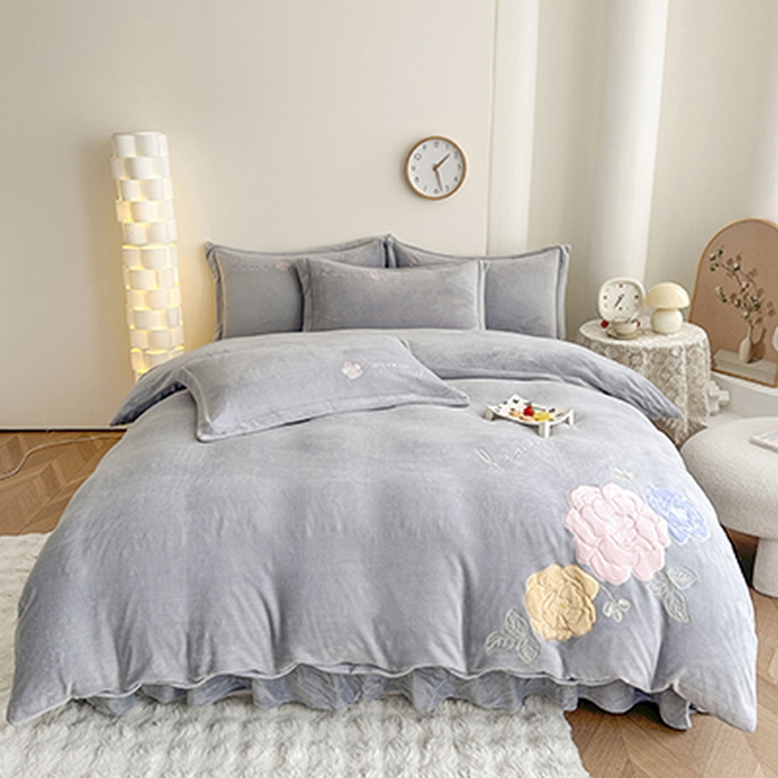 91家纺网 家纺一手货源 找家纺 美伦美焕 2025新款高克重牛奶绒花朵贴布绣床盖款四件套 灰