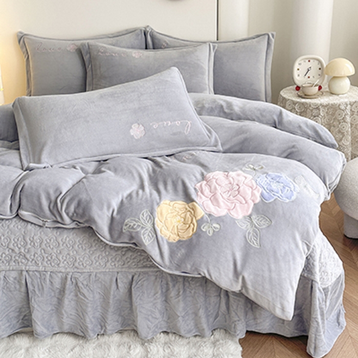 美伦美焕 2025新款高克重牛奶绒花朵贴布绣床盖款四件套 灰