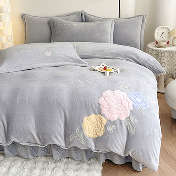 91家纺网 家纺一手货源 找家纺 美伦美焕 2025新款高克重牛奶绒花朵贴布绣床盖款四件套 灰