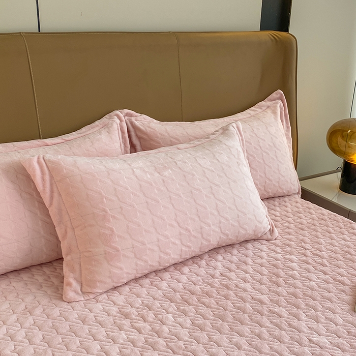 91家纺网 家纺一手货源 找家纺 美伦美焕 2025新款立体雕花绒床盖款四件套 粉玉