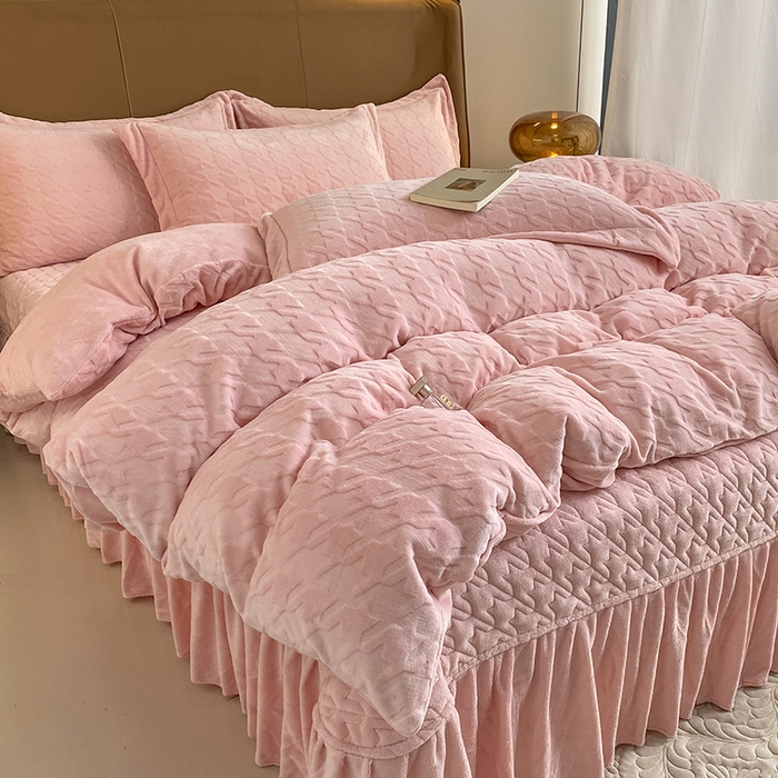 91家纺网 家纺一手货源 找家纺 美伦美焕 2025新款立体雕花绒床盖款四件套 粉玉