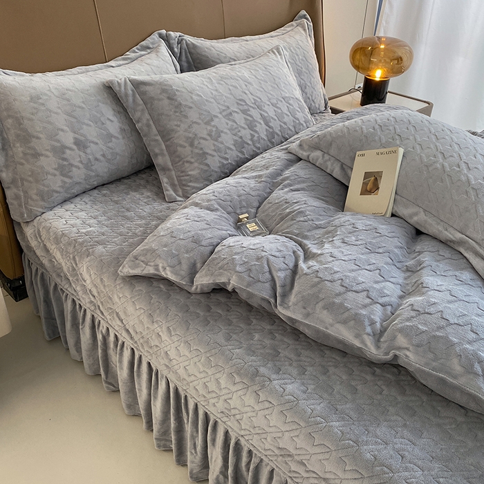 91家纺网 家纺一手货源 找家纺 美伦美焕 2025新款立体雕花绒床盖款四件套 烟灰