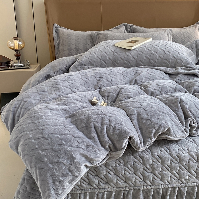 91家纺网 家纺一手货源 找家纺 美伦美焕 2025新款立体雕花绒床盖款四件套 烟灰