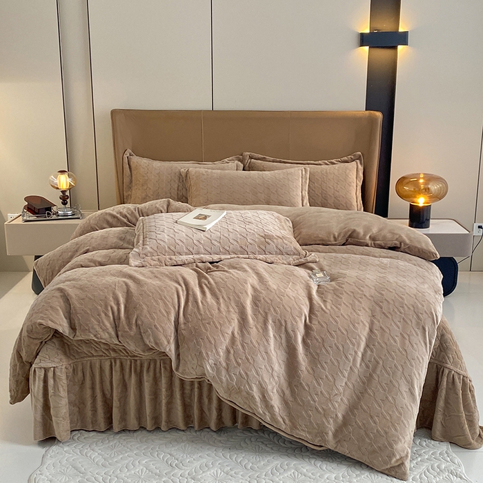 91家纺网 家纺一手货源 找家纺 美伦美焕 2025新款立体雕花绒床盖款四件套 卡其