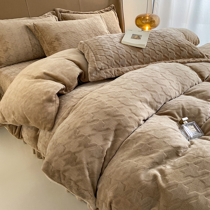 91家纺网 家纺一手货源 找家纺 美伦美焕 2025新款立体雕花绒床盖款四件套 卡其