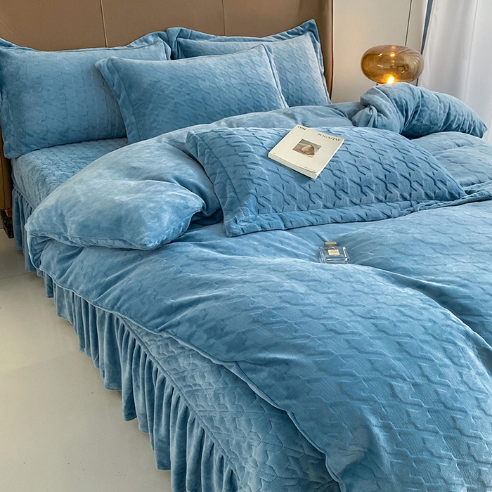 91家纺网 家纺一手货源 找家纺 美伦美焕 2025新款立体雕花绒床盖款四件套 雾蓝
