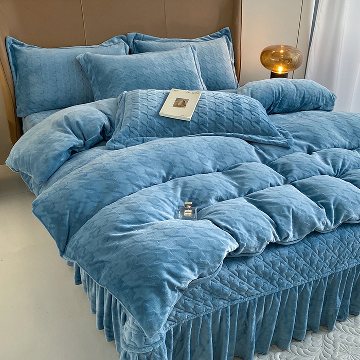 91家纺网 家纺一手货源 找家纺 美伦美焕 2025新款立体雕花绒床盖款四件套 雾蓝