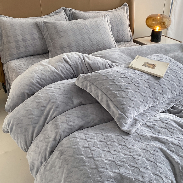 91家纺网 家纺一手货源 找家纺 美伦美焕 2025新款立体雕花绒床盖款四件套 烟灰