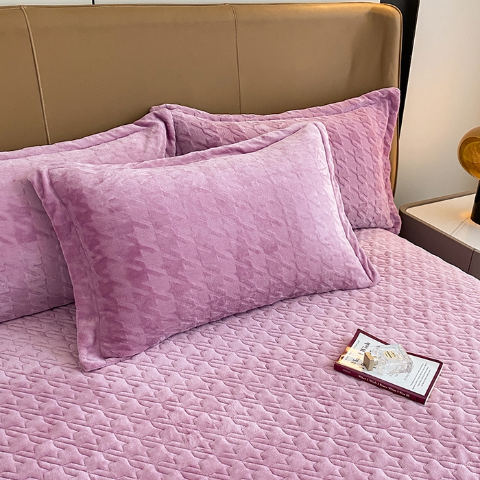 91家纺网 家纺一手货源 找家纺 美伦美焕 2025新款立体雕花绒床盖款四件套 紫色