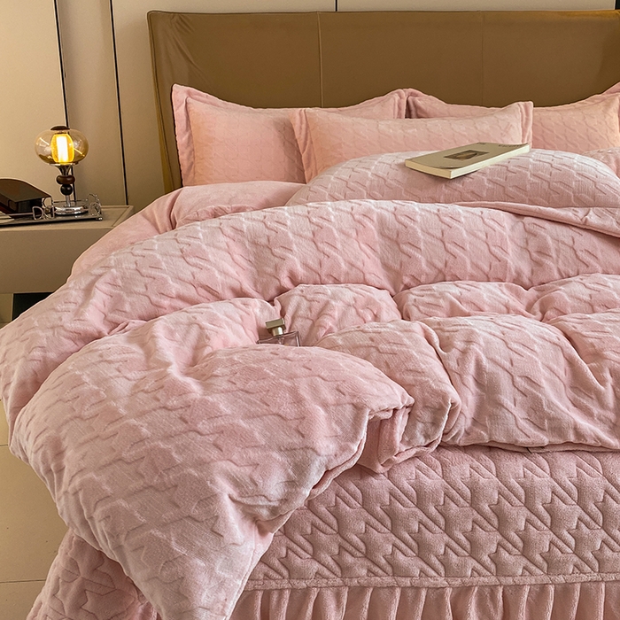 91家纺网 家纺一手货源 找家纺 美伦美焕 2025新款立体雕花绒床盖款四件套 粉玉