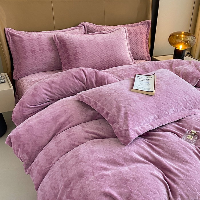 91家纺网 家纺一手货源 找家纺 美伦美焕 2025新款立体雕花绒床盖款四件套 紫色