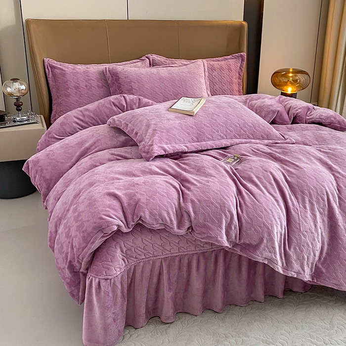 91家纺网 家纺一手货源 找家纺 美伦美焕 2025新款立体雕花绒床盖款四件套 紫色