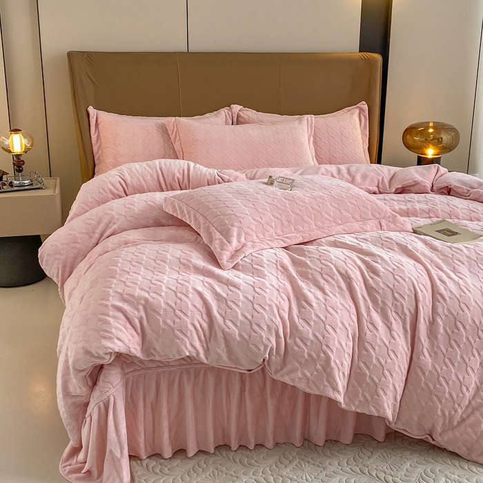 91家纺网 家纺一手货源 找家纺 美伦美焕 2025新款立体雕花绒床盖款四件套 粉玉