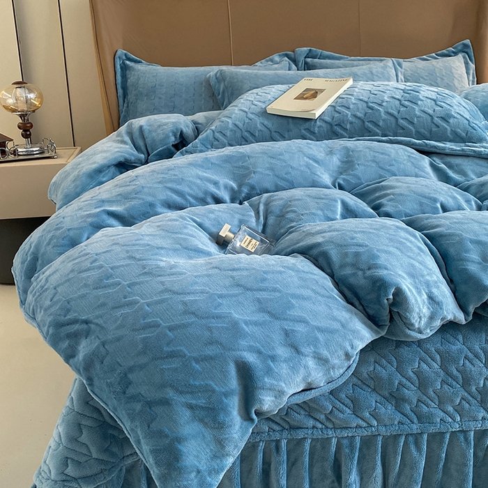 91家纺网 家纺一手货源 找家纺 美伦美焕 2025新款立体雕花绒床盖款四件套 雾蓝