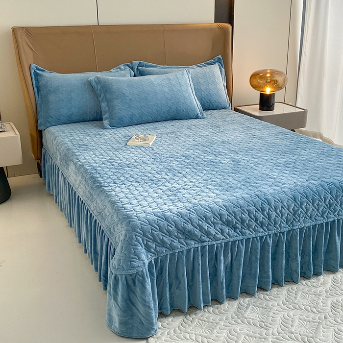 91家纺网 家纺一手货源 找家纺 美伦美焕 2025新款立体雕花绒床盖款四件套 雾蓝