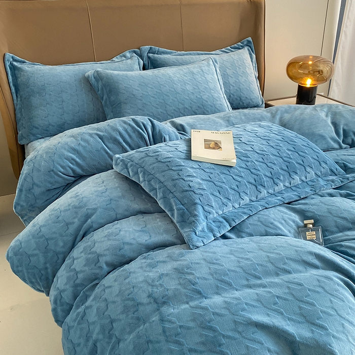 91家纺网 家纺一手货源 找家纺 美伦美焕 2025新款立体雕花绒床盖款四件套 雾蓝