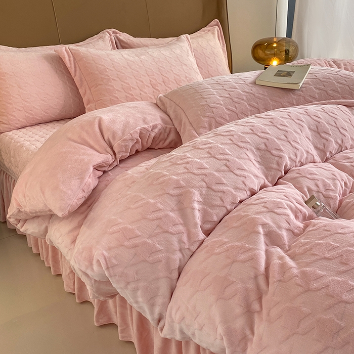 91家纺网 家纺一手货源 找家纺 美伦美焕 2025新款立体雕花绒床盖款四件套 粉玉
