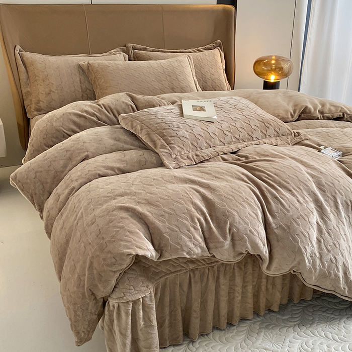 91家纺网 家纺一手货源 找家纺 美伦美焕 2025新款立体雕花绒床盖款四件套 卡其