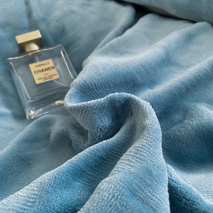 91家纺网 家纺一手货源 找家纺 美伦美焕 2025新款立体雕花绒床盖款四件套 雾蓝