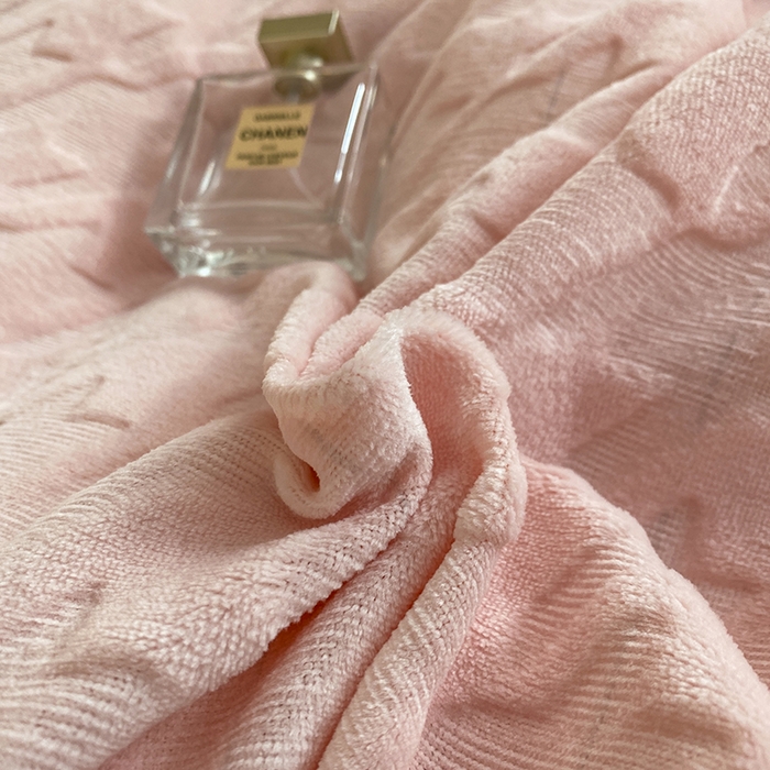 91家纺网 家纺一手货源 找家纺 美伦美焕 2025新款立体雕花绒床盖款四件套 粉玉