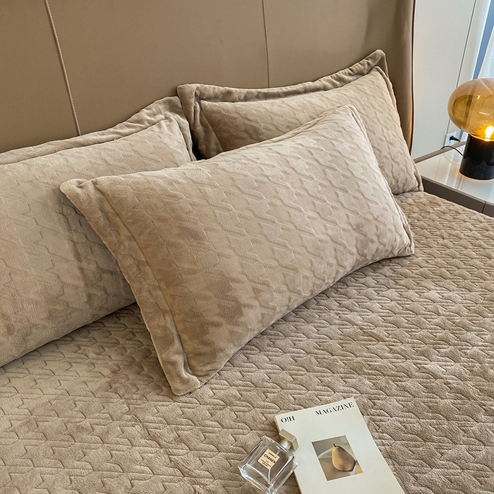 91家纺网 家纺一手货源 找家纺 美伦美焕 2025新款立体雕花绒床盖款四件套 卡其