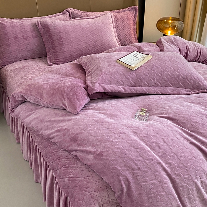 91家纺网 家纺一手货源 找家纺 美伦美焕 2025新款立体雕花绒床盖款四件套 紫色