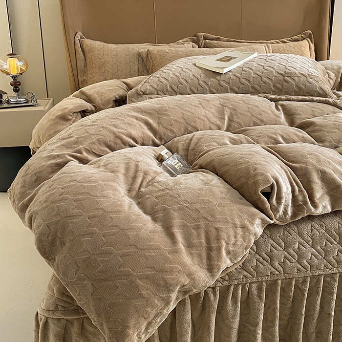 91家纺网 家纺一手货源 找家纺 美伦美焕 2025新款立体雕花绒床盖款四件套 卡其