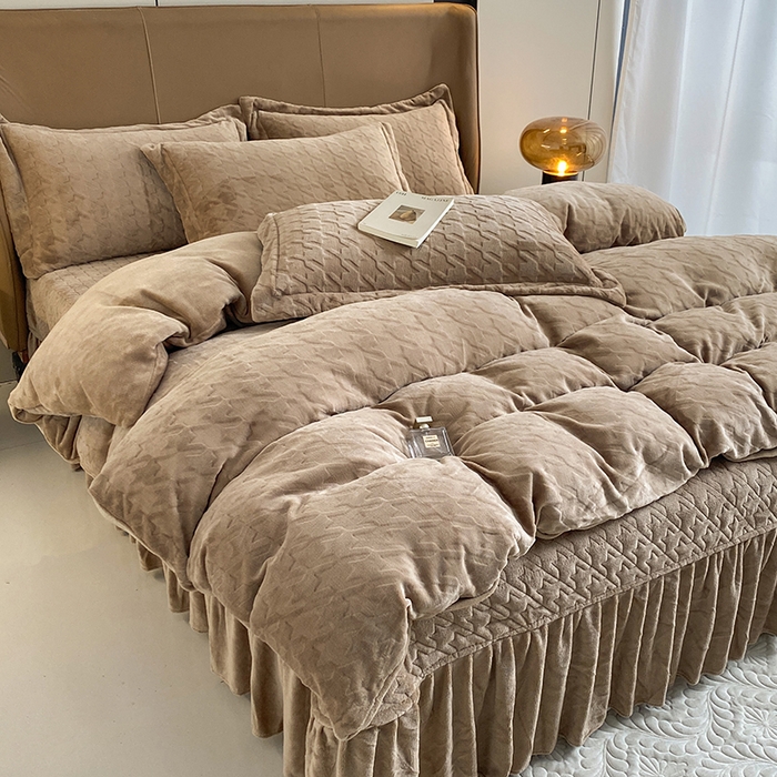 91家纺网 家纺一手货源 找家纺 美伦美焕 2025新款立体雕花绒床盖款四件套 卡其
