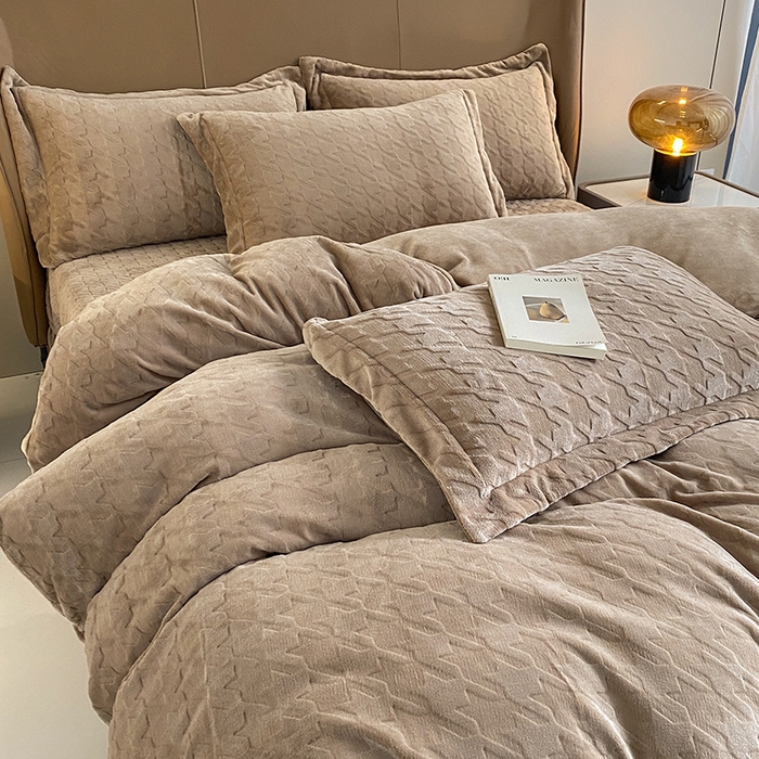 91家纺网 家纺一手货源 找家纺 美伦美焕 2025新款立体雕花绒床盖款四件套 卡其