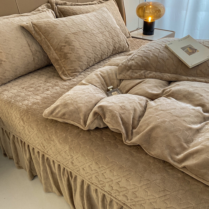 91家纺网 家纺一手货源 找家纺 美伦美焕 2025新款立体雕花绒床盖款四件套 卡其