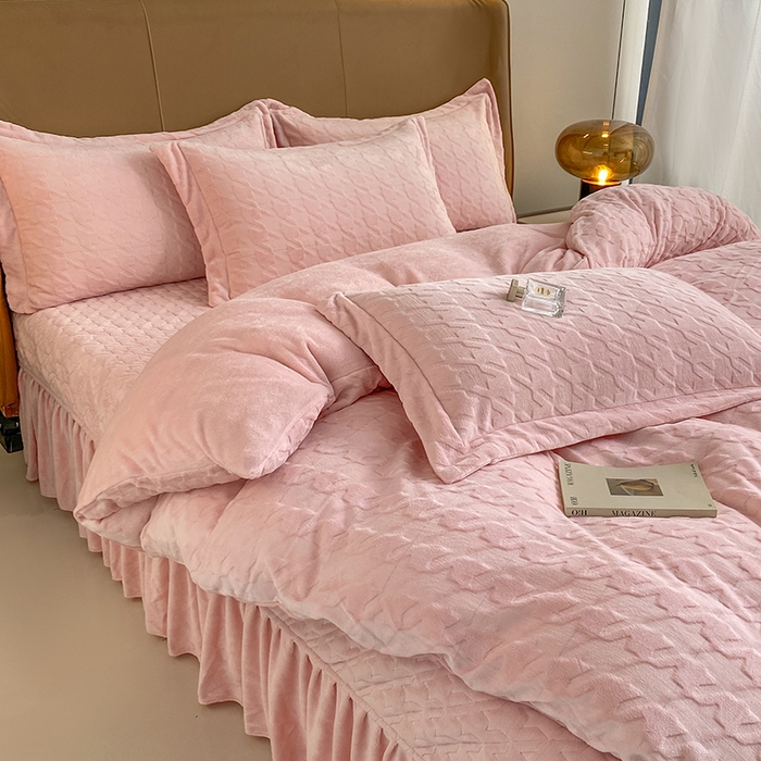 91家纺网 家纺一手货源 找家纺 美伦美焕 2025新款立体雕花绒床盖款四件套 粉玉