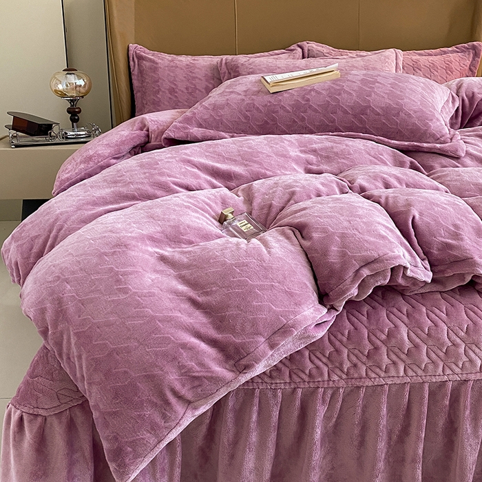 91家纺网 家纺一手货源 找家纺 美伦美焕 2025新款立体雕花绒床盖款四件套 紫色