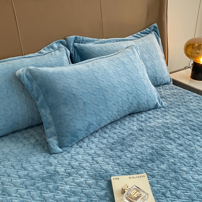 91家纺网 家纺一手货源 找家纺 美伦美焕 2025新款立体雕花绒床盖款四件套 雾蓝