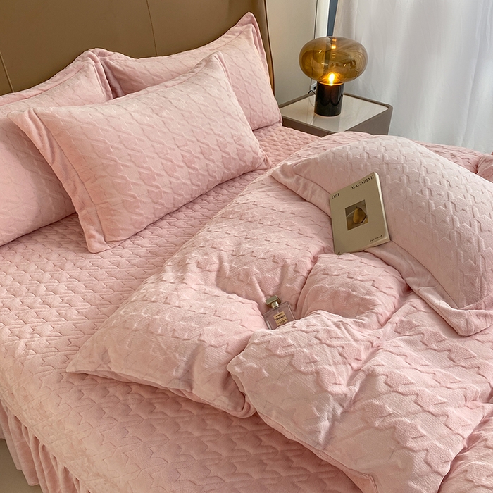 91家纺网 家纺一手货源 找家纺 美伦美焕 2025新款立体雕花绒床盖款四件套 粉玉