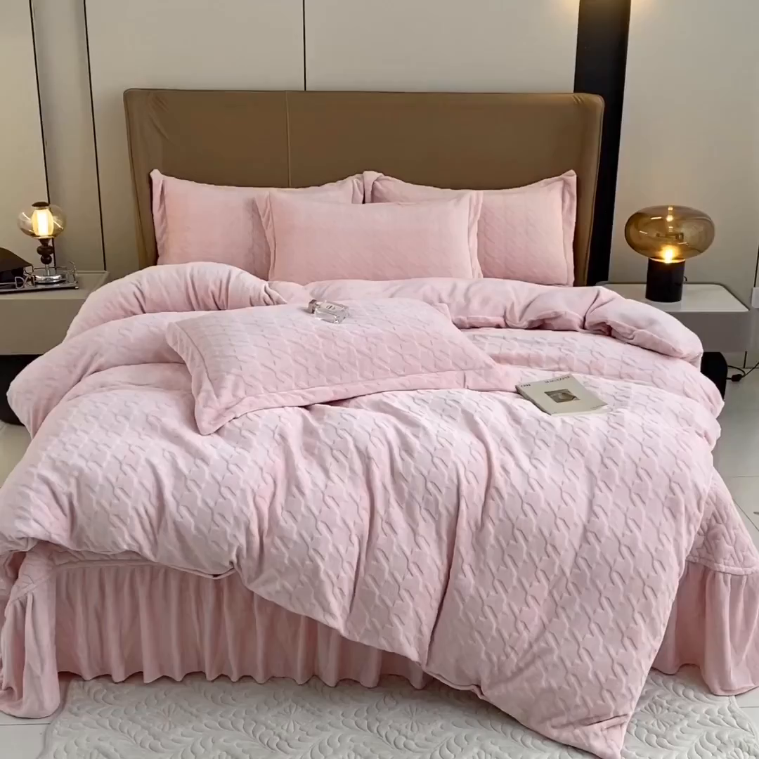 91家纺网 家纺一手货源 找家纺 美伦美焕 2025新款立体雕花绒床盖款四件套 粉玉