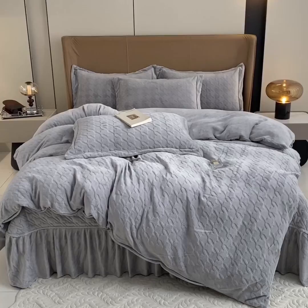 91家纺网 家纺一手货源 找家纺 美伦美焕 2025新款立体雕花绒床盖款四件套 烟灰