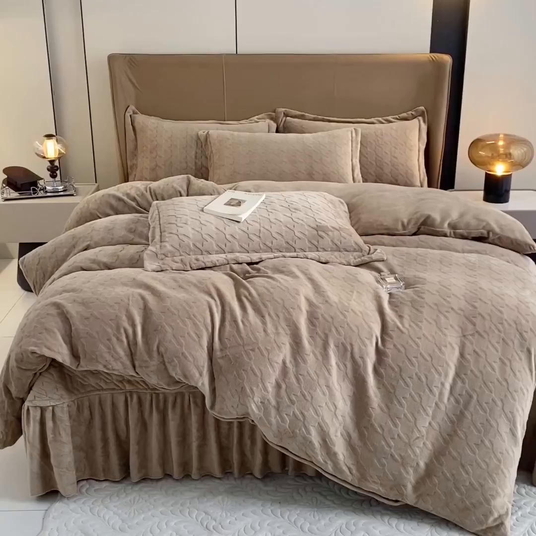 91家纺网 家纺一手货源 找家纺 美伦美焕 2025新款立体雕花绒床盖款四件套 卡其