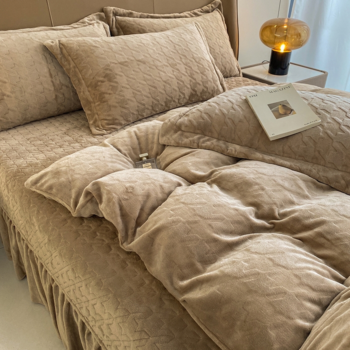 91家纺网 家纺一手货源 找家纺 美伦美焕 2025新款立体雕花绒床盖款四件套 卡其