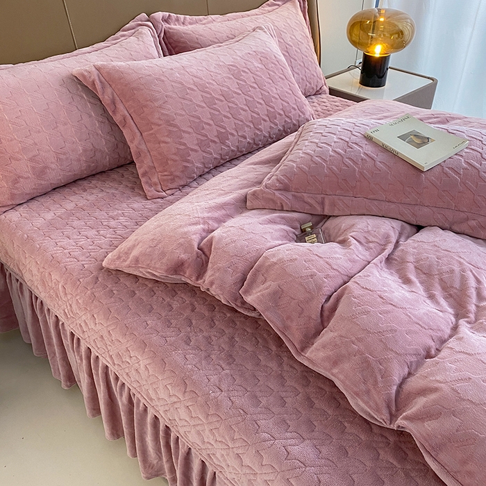 91家纺网 家纺一手货源 找家纺 美伦美焕 2025新款立体雕花绒床盖款四件套 豆沙