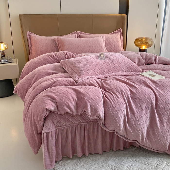 91家纺网 家纺一手货源 找家纺 美伦美焕 2025新款立体雕花绒床盖款四件套 豆沙