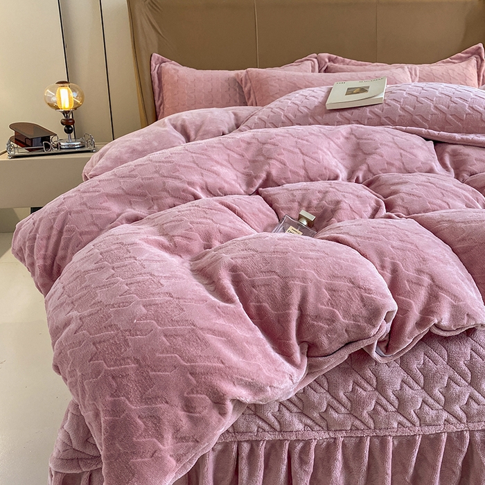 91家纺网 家纺一手货源 找家纺 美伦美焕 2025新款立体雕花绒床盖款四件套 豆沙