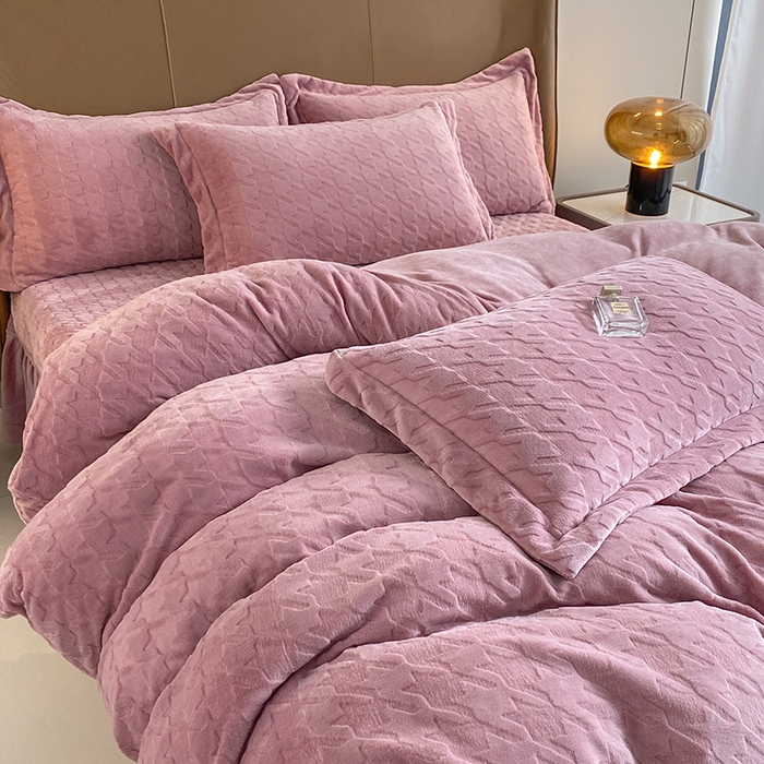 91家纺网 家纺一手货源 找家纺 美伦美焕 2025新款立体雕花绒床盖款四件套 豆沙