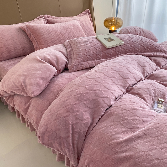 91家纺网 家纺一手货源 找家纺 美伦美焕 2025新款立体雕花绒床盖款四件套 豆沙