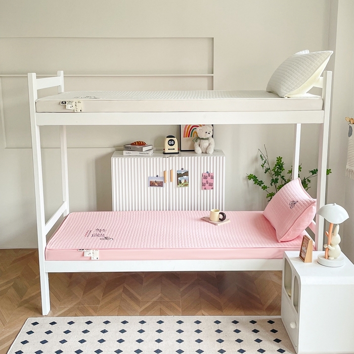 91家纺网 家纺一手货源 找家纺 小禹仔家纺 2025新款刺绣床笠-学生图 樱花粉