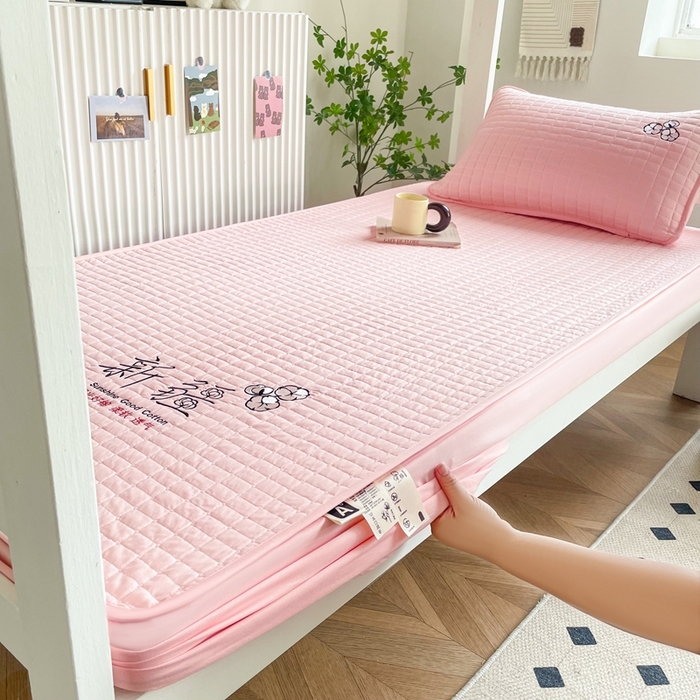 91家纺网 家纺一手货源 找家纺 小禹仔家纺 2025新款刺绣床笠-学生图 樱花粉